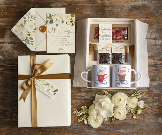  Prezenty dla Młodej Pary  Zestawy z Filiżanką lub Kubkiem     pomysł na prezent dla Pary Młodej 2 kubki z nadrukiem oraz słodkości 05/BOXkubD/MPara