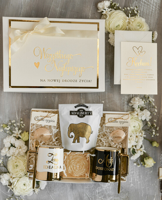  Prezenty dla Młodej Pary  Zestawy z Filiżanką lub Kubkiem Pomysł na prezent ślubny dla Młodej Pary, co dać zamiast kwiatów Parze Młodej, Kubki dla Nowożeńców, 06/boxKubZŁ/MP