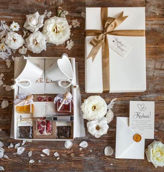  Prezenty dla Młodej Pary  Zestawy z Filiżanką lub Kubkiem Kreatywne pomysły na prezent ślubny piękne filiżanki w kształcie serca     03/BOXfilD/ParaMloda