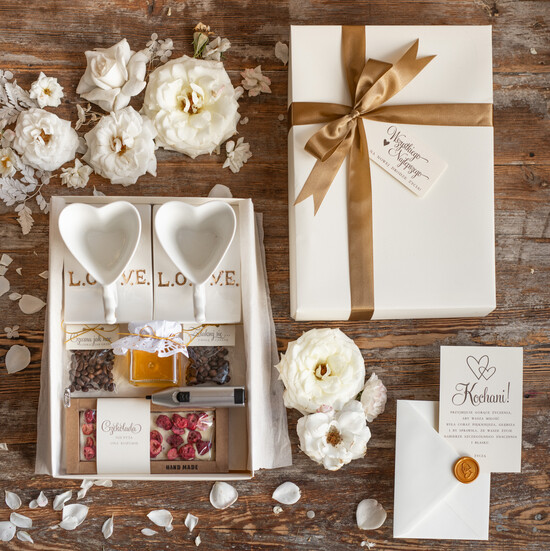  Prezenty dla Młodej Pary  Zestawy z Filiżanką lub Kubkiem Wyjątkowy prezent ślubny filiżanki serduszka z napisem LOVE   01/BOXfilD/ParaMloda