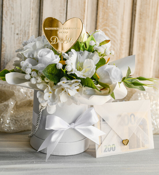  Prezenty dla Młodej Pary  flowerbox, kartki z życzeniami, pudełka na prezenty Piękny flowerbox ze sztucznymi kwiatami to wyjątkowy prezent dla Młodej Pary. Starannie przygotowana 01/Fx/MPara