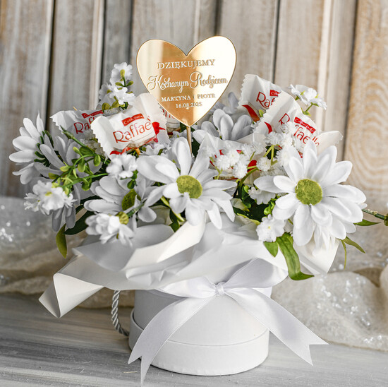 Prezenty, Podziękowania dla Rodziców Kompozycje Kwiatowe / Flowerboxy Piekny flowerbox ze sztucznymi kwiatami i słodyczami to wyjątkowy prezent dla Rodziców jako podzięko 03/Fx/Rodzice