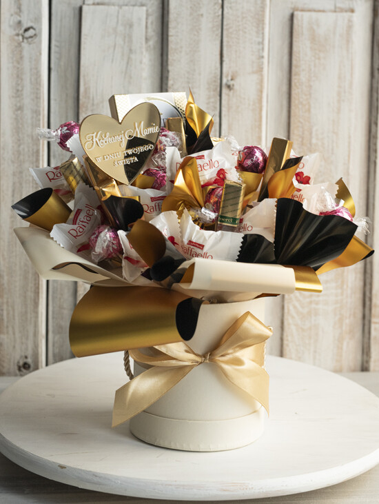 Prezenty dla Mamy flowerboxy, box ze słodyczami  prezent dla mamy, box dla mamy, słodki prezent dla mamy, kosz prezentowy dla mamy, zestaw słodyczy d 01/SŁ/mama