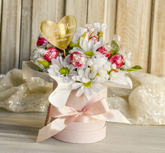 Prezenty dla Mamy flowerboxy, box ze słodyczami  Elegancki flowerbox z sztucznymi kwiatami i słodyczami to wyjątkowy prezent dla mamy. Piękna kompozy 04/Fx/mama