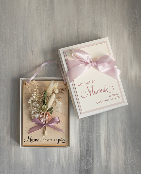 Prezenty dla Mamy flowerboxy, box ze słodyczami  drewniana kartka z życzeniami na dzień Mamy prezent dla Mamy z okazji dnia Matki, kwiaty prezent dla 04/pudFBkar/Mama