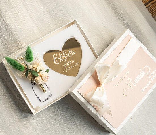 Prezenty dla Mamy flowerboxy, box ze słodyczami  biała tabliczka z życzeniami na dzień Mamy prezent dla Mamy z okazji dnia Matki, kwiaty prezent dla  06/pudFBkar/Mama