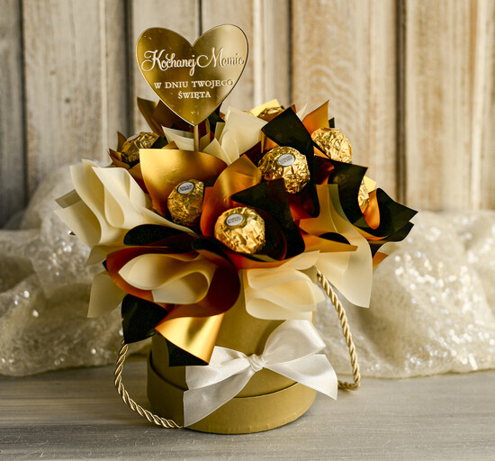 Prezenty dla Mamy flowerboxy, box ze słodyczami  Elegancki box ze słodyczami to wyjątkowy prezent dla mamy. Piękna kompozycja w ozdobnym pudełku – go 03/SŁ/mama
