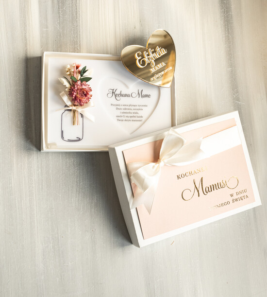 Prezenty dla Mamy flowerboxy, box ze słodyczami  biała tabliczka z życzeniami na dzień Mamy prezent dla Mamy z okazji dnia Matki, kwiaty prezent dla  07/pudFBkar/Mama