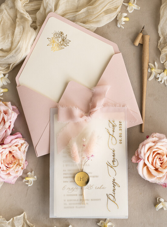 Zaproszenia na Komunię  dziewczynka  komunijne złote zaproszenia z kwiatkami, zaproszenia na Pierwszą komunię w kieszonce ze wstążką, zap 02/KieszKalWs/Komunia