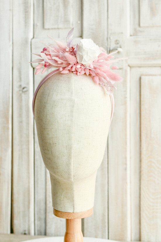 Dodatki dekoracje na komunię  wianki Wianki komunijne na opasce – lekkie, wygodne i ręcznie wykonane. Delikatne kwiaty idealnie dopełnią  01/wianek/KomWian