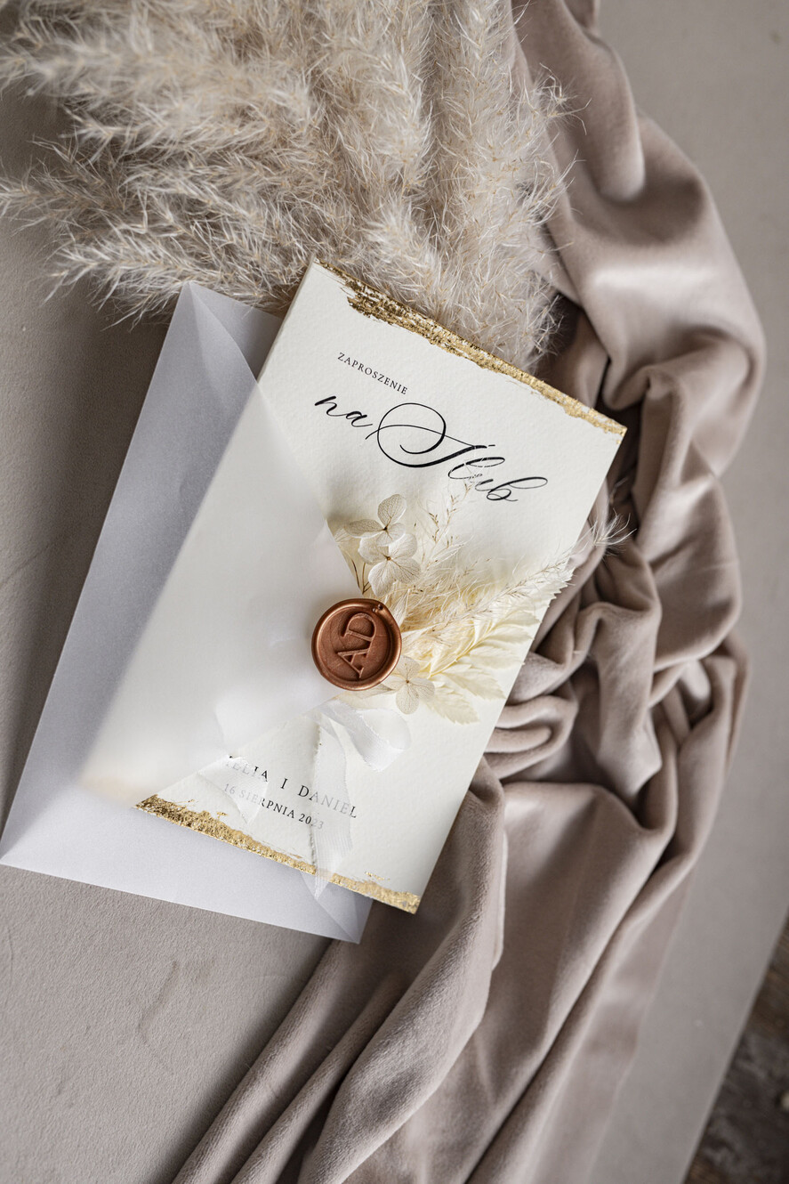 Zaproszenia ślubne Natura Zaproszenia ślubne boho z suszonym bukiecikiem, nietypowe zaproszenia na ślub z suszkami i jedwabiem, rustykalne złocone zaproszenia z kalkową kopertą19