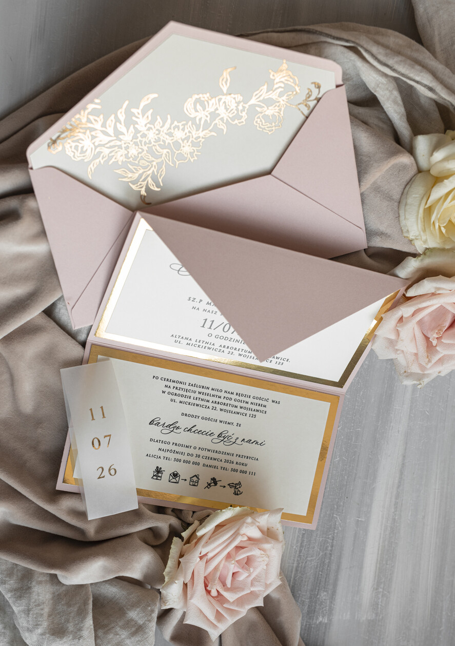Zaproszenia ślubne Złote Glamour eleganckie złote zaproszenia ślubne, delikatne zaproszenie na ślub, zaproszenie ślubne w stylu glamour, złote litery na zaproszeniach ślubnych, zaproszenia ślubne składane w kopertę 3