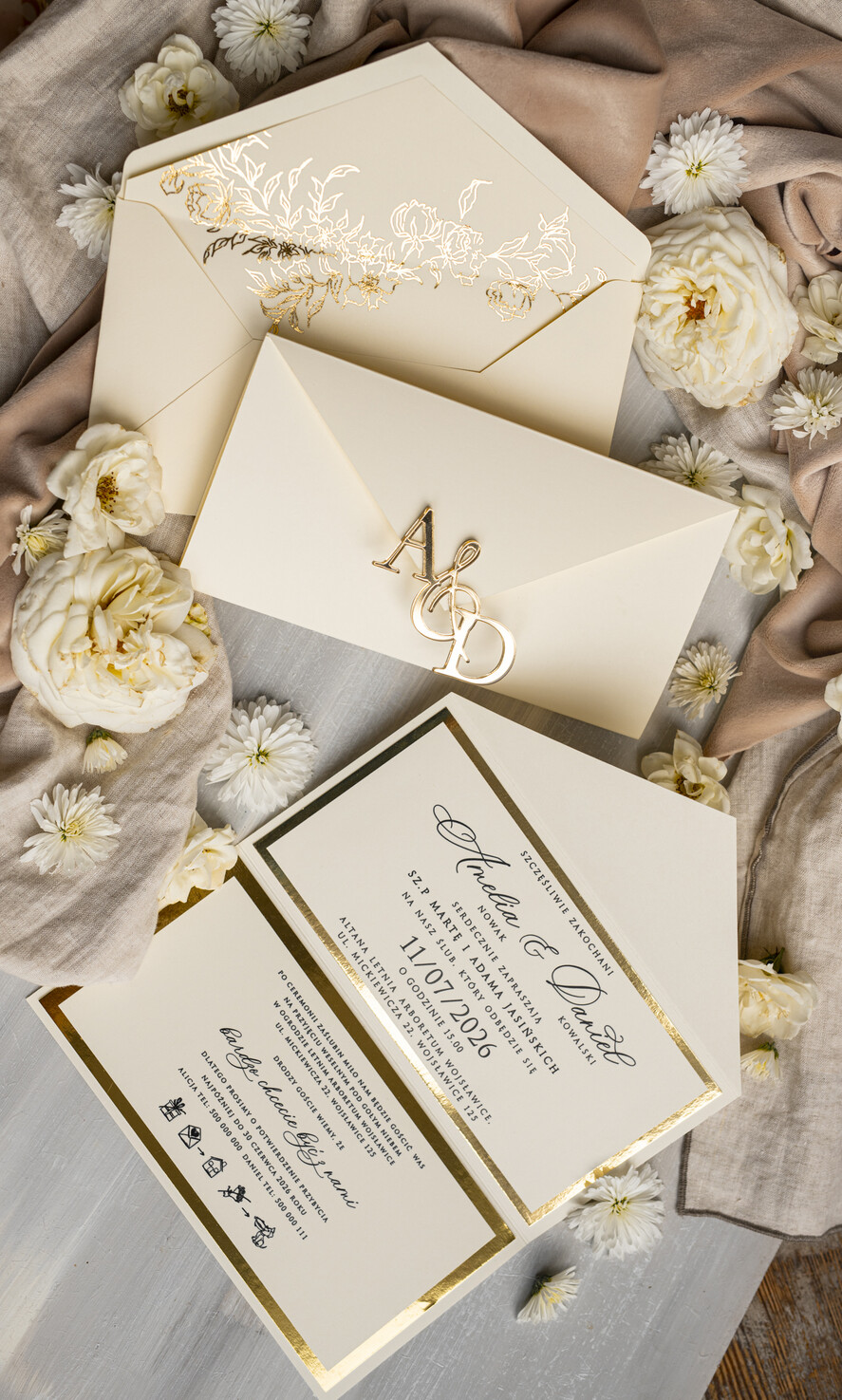 Zaproszenia ślubne Złote Glamour Eleganckie złote zaproszenia ślubne z lustrzanym monogramem, Kopertowe zaproszenie na ślub złocone, zaproszenia na ślub w stylu glamour, złote napisy na zaproszeniach ślubnych10