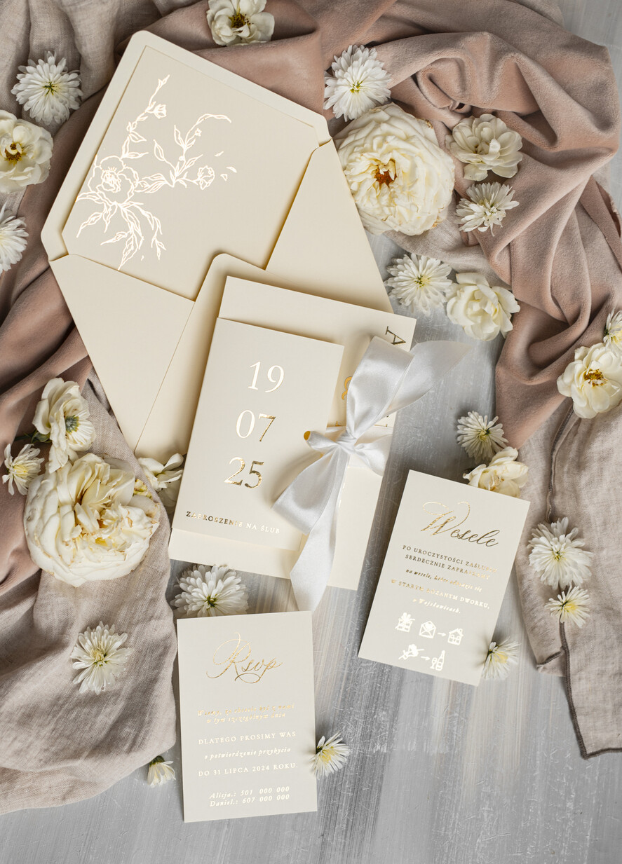 Zaproszenia ślubne Złote Glamour złote zaproszenia ślubne robione na zamówienie, zaproszenia ślubne w stylu glamour, nowoczesne złote zaproszenia ze wstążką, eleganckie zaproszenia ślubne ze złotymi napisami1