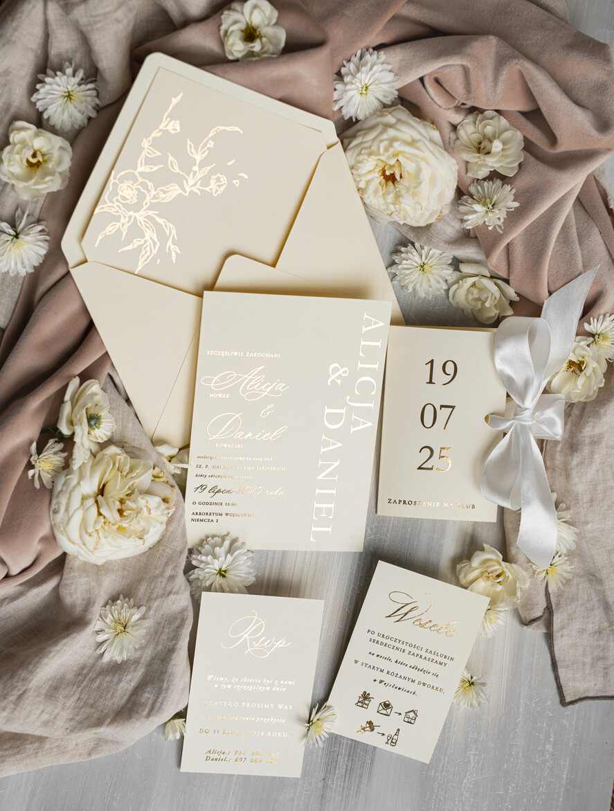 Zaproszenia ślubne Złote Glamour złote zaproszenia ślubne robione na zamówienie, zaproszenia ślubne w stylu glamour, nowoczesne złote zaproszenia ze wstążką, eleganckie zaproszenia ślubne ze złotymi napisami3