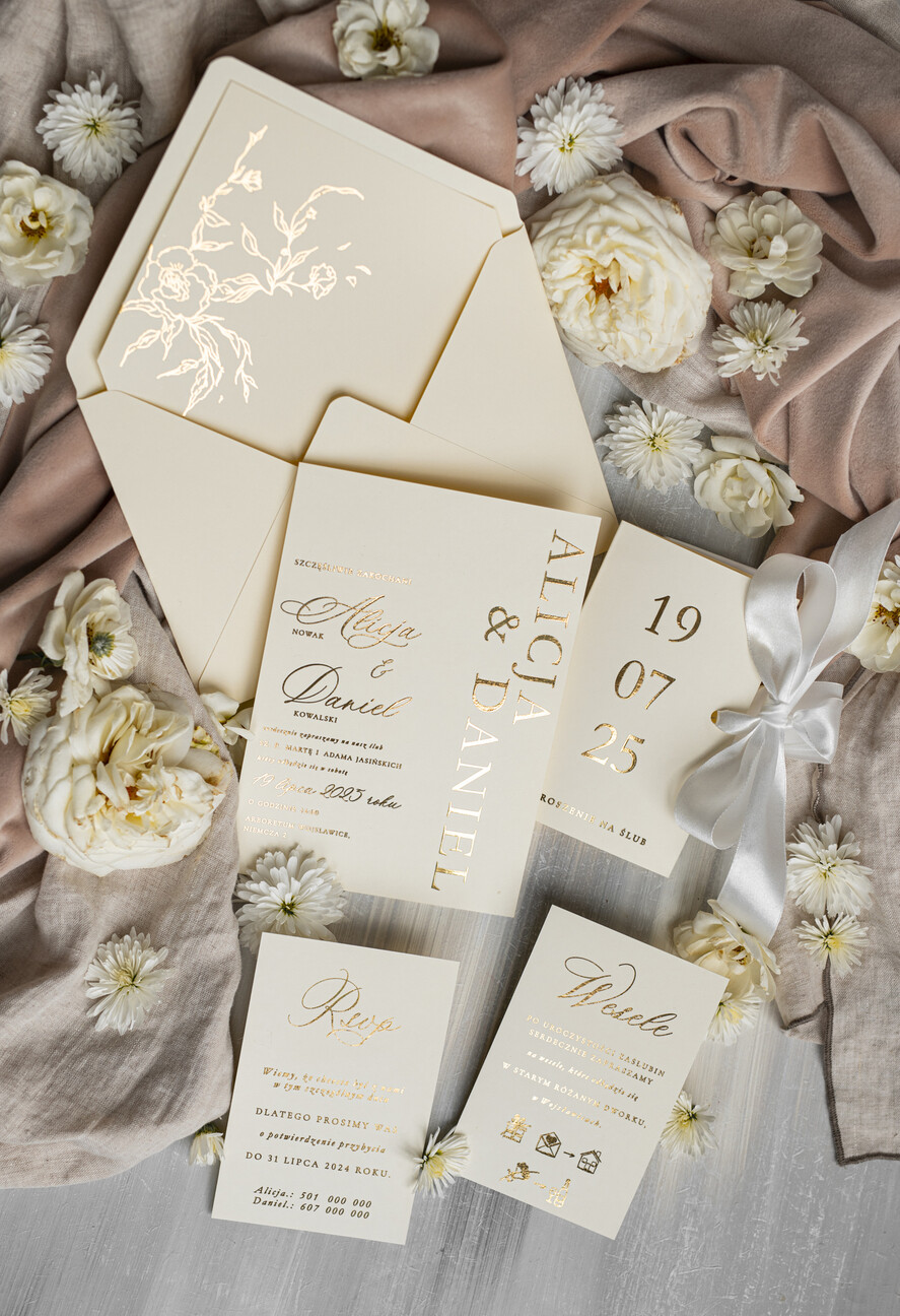 Zaproszenia ślubne Złote Glamour złote zaproszenia ślubne robione na zamówienie, zaproszenia ślubne w stylu glamour, nowoczesne złote zaproszenia ze wstążką, eleganckie zaproszenia ślubne ze złotymi napisami4