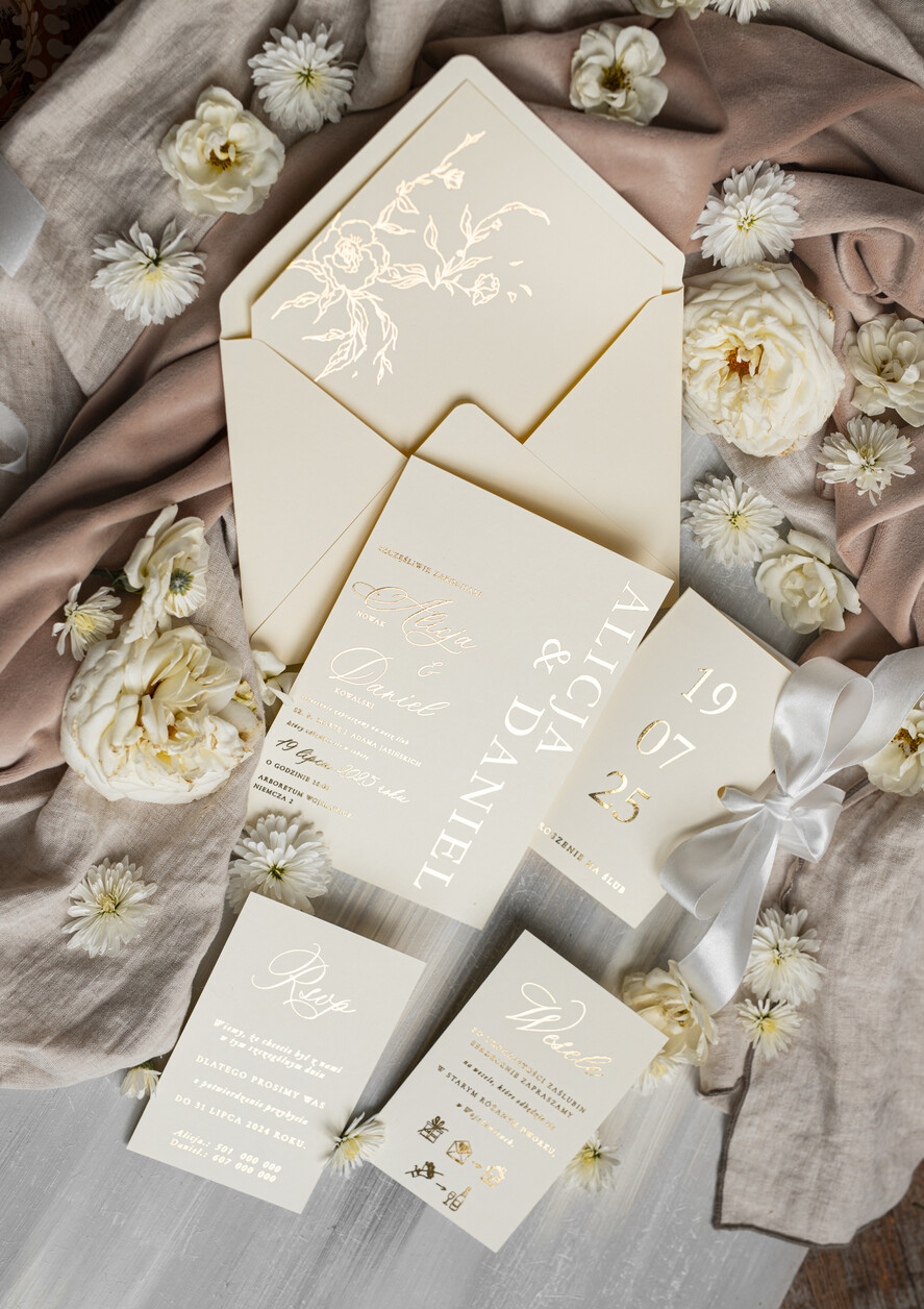 Zaproszenia ślubne Złote Glamour złote zaproszenia ślubne robione na zamówienie, zaproszenia ślubne w stylu glamour, nowoczesne złote zaproszenia ze wstążką, eleganckie zaproszenia ślubne ze złotymi napisami5