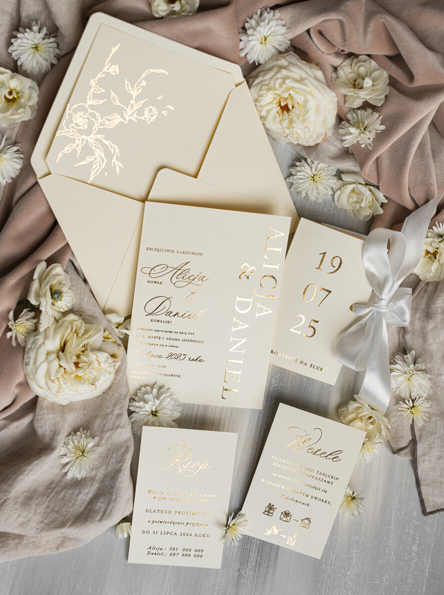 Zaproszenia ślubne Złote Glamour złote zaproszenia ślubne robione na zamówienie, zaproszenia ślubne w stylu glamour, nowoczesne złote zaproszenia ze wstążką, eleganckie zaproszenia ślubne ze złotymi napisami6