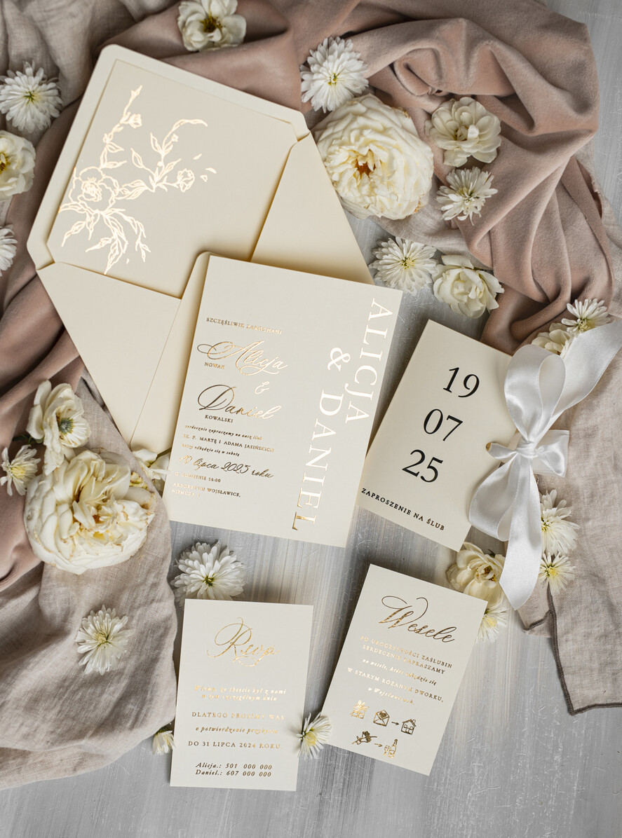 Zaproszenia ślubne Złote Glamour złote zaproszenia ślubne robione na zamówienie, zaproszenia ślubne w stylu glamour, nowoczesne złote zaproszenia ze wstążką, eleganckie zaproszenia ślubne ze złotymi napisami7