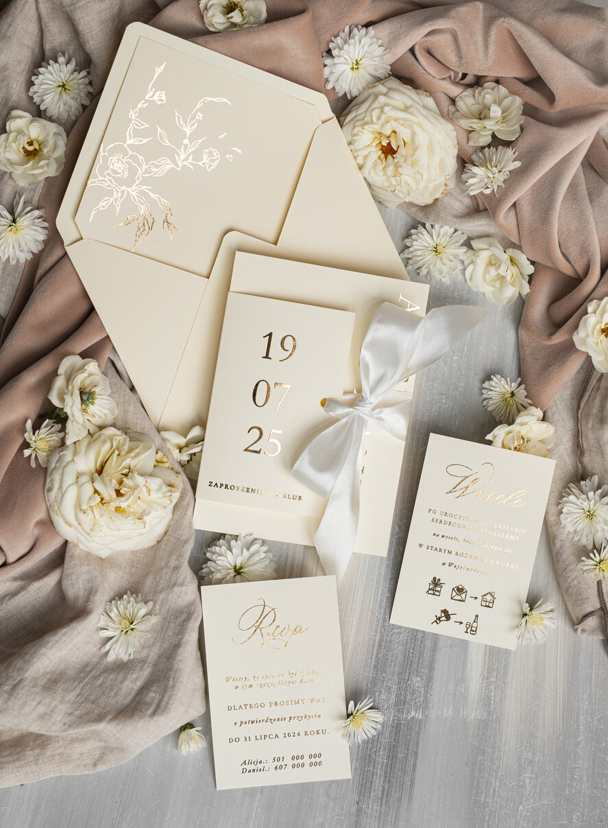 Zaproszenia ślubne Złote Glamour złote zaproszenia ślubne robione na zamówienie, zaproszenia ślubne w stylu glamour, nowoczesne złote zaproszenia ze wstążką, eleganckie zaproszenia ślubne ze złotymi napisami8