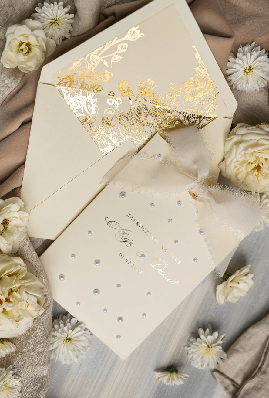 Zaproszenia ślubne Złote Glamour Eleganckie złote zaproszenia ślubne z perełkami, zaproszenie na ślub złocone, zaproszenia na ślub w stylu glamour, złote napisy na zaproszeniach ślubnych 1