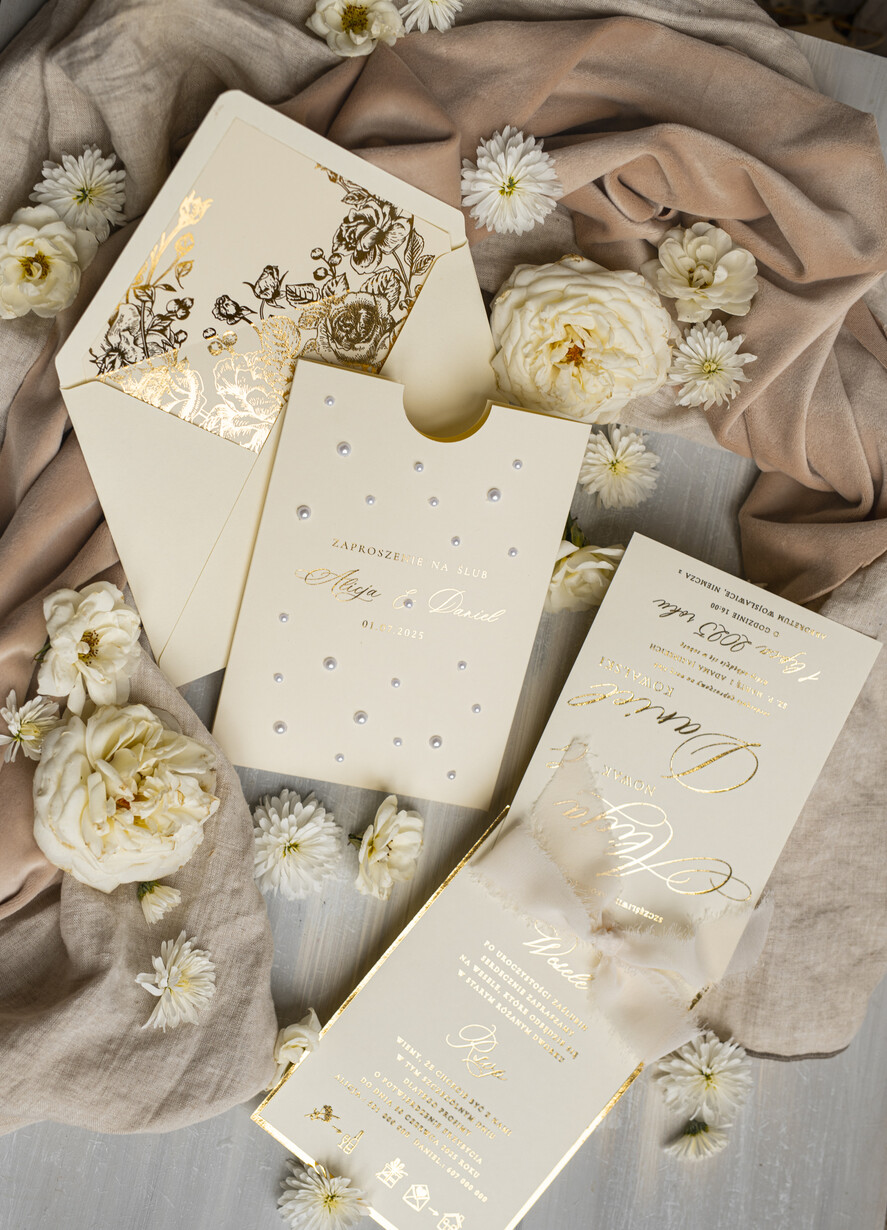 Zaproszenia ślubne Złote Glamour Eleganckie złote zaproszenia ślubne z perełkami, zaproszenie na ślub złocone, zaproszenia na ślub w stylu glamour, złote napisy na zaproszeniach ślubnych 9