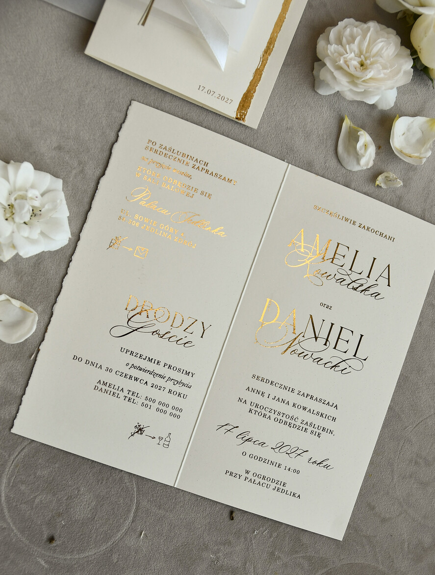 Zaproszenia ślubne Złote Glamour Delikatne zaproszenia ślubne złocone z kalką, kwiatami i kokardką 6