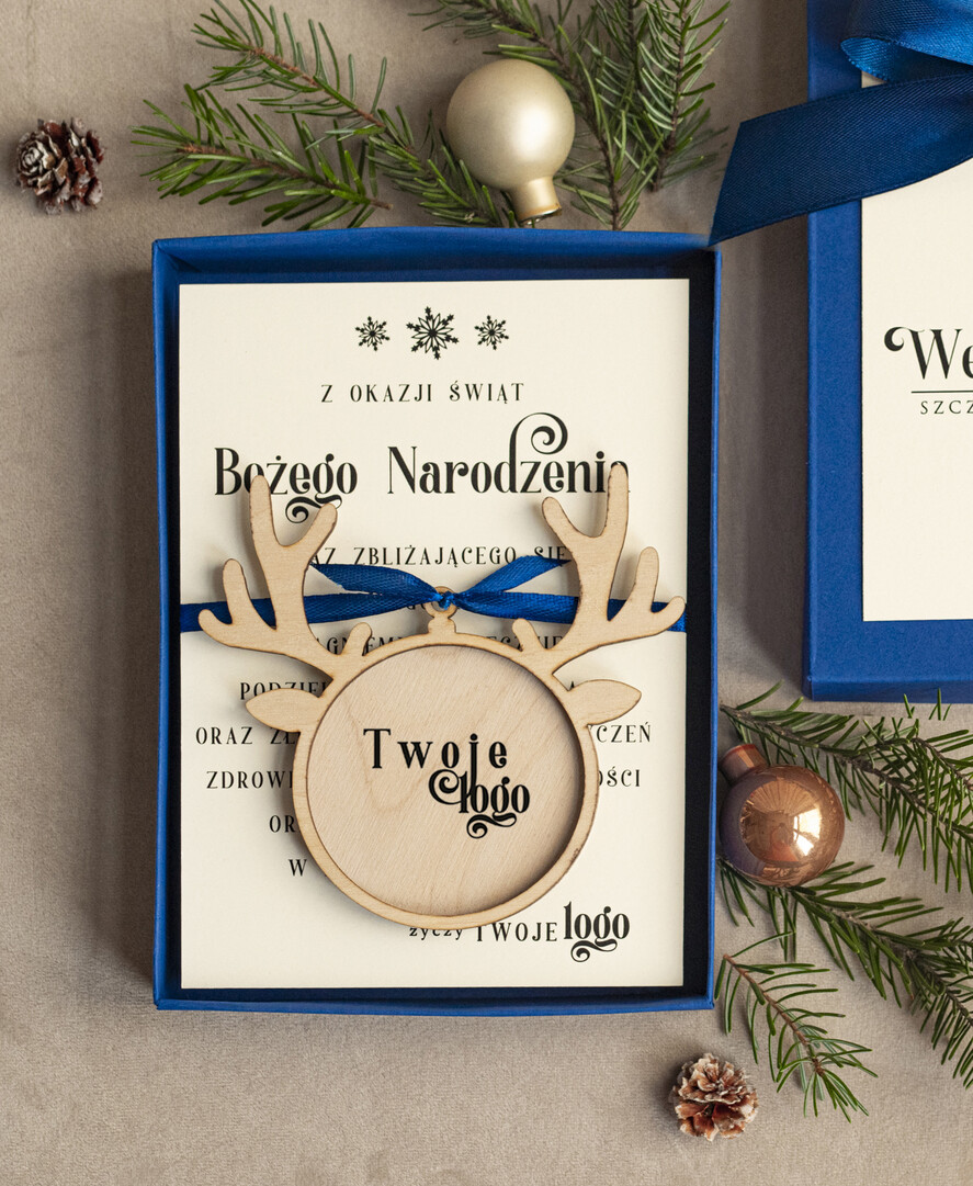 Kartki świąteczne z logo firmy kartka pudełko Biznesowe kartki świąteczne z logo w pudełku renifer  bombką na choinkę- drewniane zawieszki na choinkę prezent dla klientów1