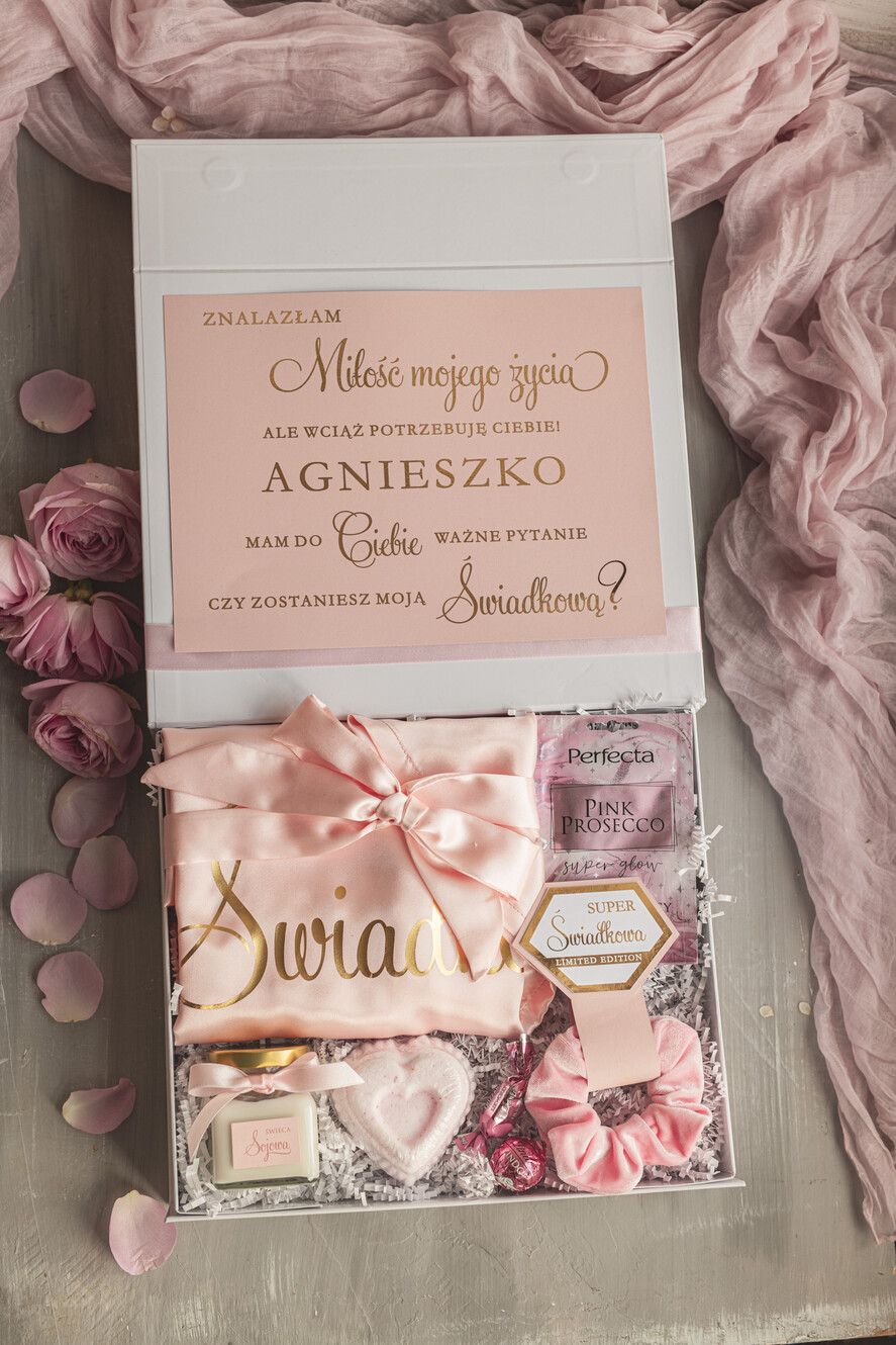 Prezenty dla świadków boxy prezentowy dla Świadkowej, prośba o świadkowanie  Praktyczny i przydatny Box prezentowy dla świadkowej z kosmetykami i szlafrokiem, prezent dla druhny, prośba o świadkowanie pudelko prezentowe dla świadkowej 1