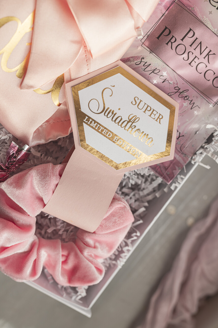 Prezenty dla świadków boxy prezentowy dla Świadkowej, prośba o świadkowanie  Praktyczny i przydatny Box prezentowy dla świadkowej z kosmetykami i szlafrokiem, prezent dla druhny, prośba o świadkowanie pudelko prezentowe dla świadkowej 11