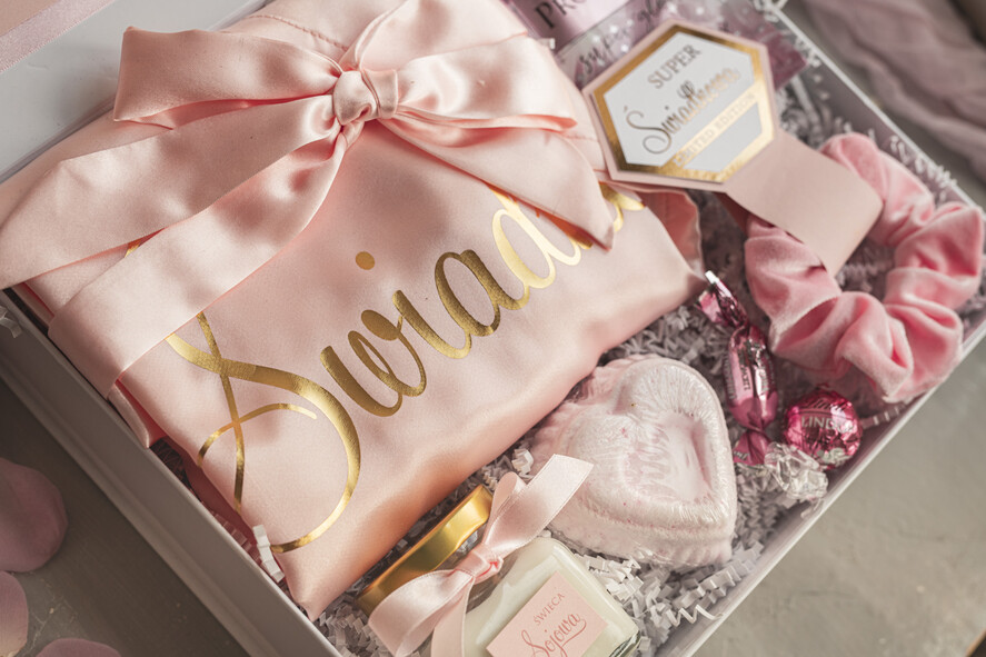 Prezenty dla świadków boxy prezentowy dla Świadkowej, prośba o świadkowanie  Praktyczny i przydatny Box prezentowy dla świadkowej z kosmetykami i szlafrokiem, prezent dla druhny, prośba o świadkowanie pudelko prezentowe dla świadkowej 12