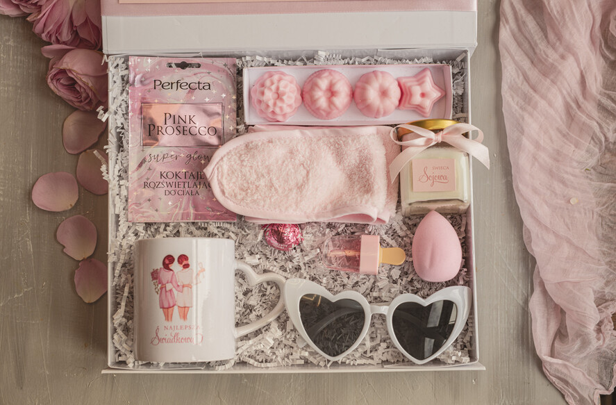 Prezenty dla świadków boxy prezentowy dla Świadkowej, prośba o świadkowanie  pomysł na prośbę o świadkowanie, prezent dla świadkowej zestaw kosmetyków, kubek dla świadkowej, box prezentowy dla świadkowej i druhny1