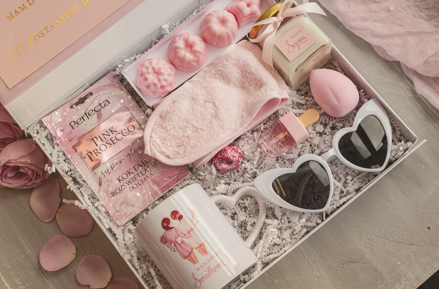 Prezenty dla świadków boxy prezentowy dla Świadkowej, prośba o świadkowanie  pomysł na prośbę o świadkowanie, prezent dla świadkowej zestaw kosmetyków, kubek dla świadkowej, box prezentowy dla świadkowej i druhny7