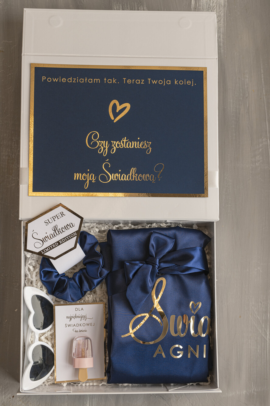 Prezenty dla świadków boxy prezentowy dla Świadkowej, prośba o świadkowanie  prezent dla druhny, pomysł na prezent dla świadkowej, Box prezentowy dla świadkowej z granatowym szlafrokiem, zestaw prezentowy dla druhny1