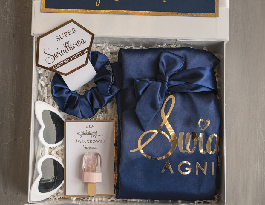 Prezenty dla świadków boxy prezentowy dla Świadkowej, prośba o świadkowanie  prezent dla druhny, pomysł na prezent dla świadkowej, Box prezentowy dla świadkowej z granatowym szlafrokiem, zestaw prezentowy dla druhny10