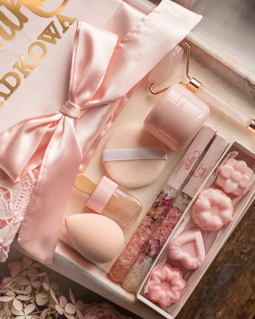 Prezenty dla świadków boxy prezentowy dla Świadkowej, prośba o świadkowanie  prośba o świadkowanie fajny prezent dla świadkowej szlafrok ze złotym napisem 2