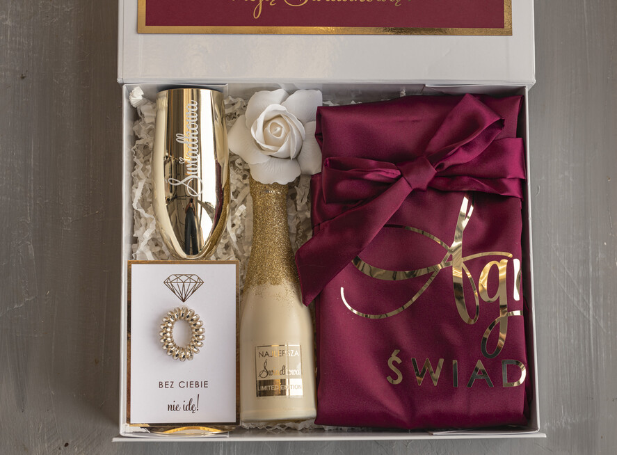 Prezenty dla świadków boxy prezentowy dla Świadkowej, prośba o świadkowanie  czy zostaniesz moją świadkową pomysł na prezent dla świadkowej, Box prezentowy dla świadkowej z bordowym szlafrokiem, zestaw prezentowy dla druhny2