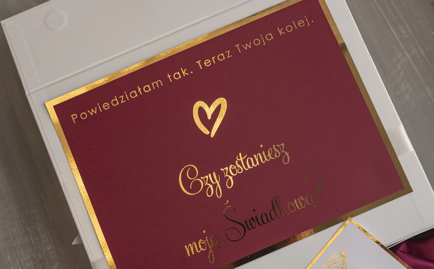 Prezenty dla świadków boxy prezentowy dla Świadkowej, prośba o świadkowanie  czy zostaniesz moją świadkową pomysł na prezent dla świadkowej, Box prezentowy dla świadkowej z bordowym szlafrokiem, zestaw prezentowy dla druhny5