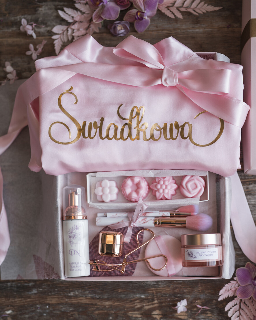 Prezenty dla świadków boxy prezentowy dla Świadkowej, prośba o świadkowanie  Szlafrok dla Świadkowej ze złotym Napisem - Prośba o Świadkowanie Box prezentowy 1