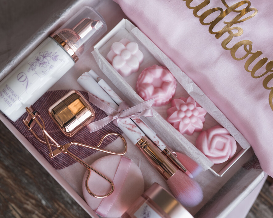 Prezenty dla świadków boxy prezentowy dla Świadkowej, prośba o świadkowanie  Szlafrok dla Świadkowej ze złotym Napisem - Prośba o Świadkowanie Box prezentowy 2