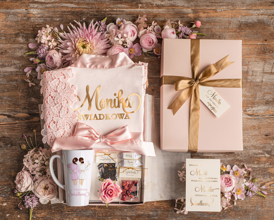 Prezenty dla świadków boxy prezentowy dla Świadkowej, prośba o świadkowanie  box prezentowy dla druhny satynowy szlafrok z koronką, imię  świadkowej na szlafroku 0
