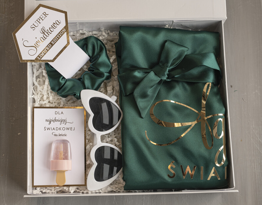 Prezenty dla świadków boxy prezentowy dla Świadkowej, prośba o świadkowanie  prezent dla świadkowej, pomysł na prezent dla świadkowej, Box prezentowy dla świadkowej z zielonym szlafrokiem, zestaw prezentowy dla druhny3