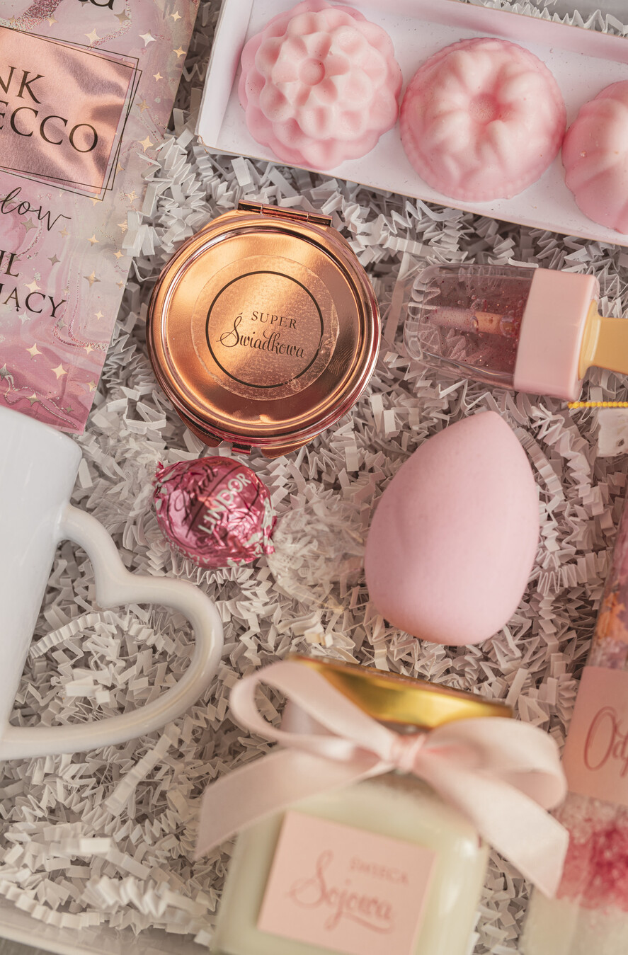 Prezenty dla świadków boxy prezentowy dla Świadkowej, prośba o świadkowanie  pomysł na prośbę o świadkowanie, prezent dla świadkowej zestaw kosmetyków, kubek dla świadkowej, box prezentowy dla świadkowej i druhny3