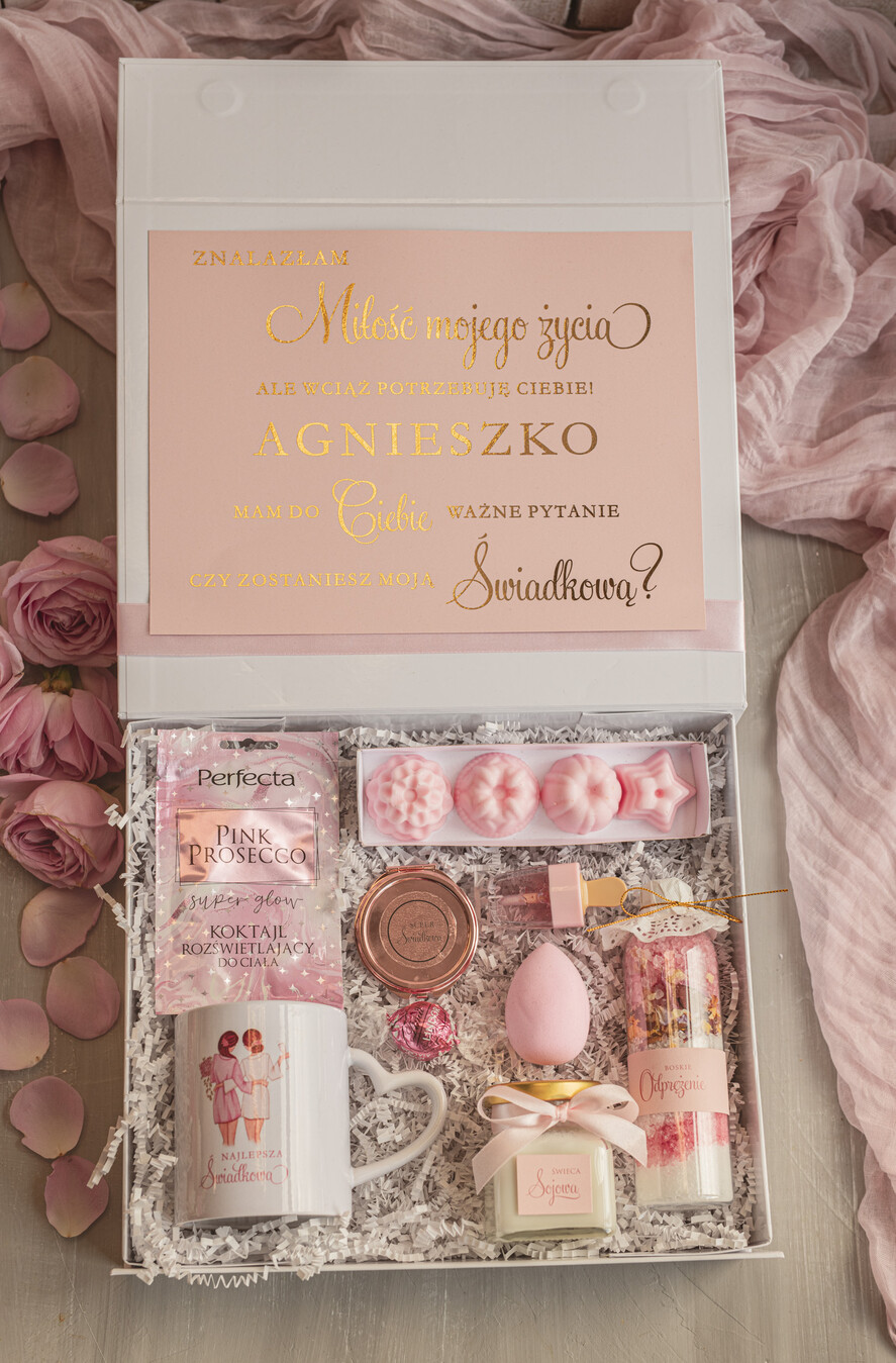 Prezenty dla świadków boxy prezentowy dla Świadkowej, prośba o świadkowanie  pomysł na prośbę o świadkowanie, prezent dla świadkowej zestaw kosmetyków, kubek dla świadkowej, box prezentowy dla świadkowej i druhny0