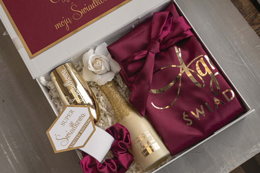 Prezenty dla świadków boxy prezentowy dla Świadkowej, prośba o świadkowanie  czy zostaniesz moją świadkową pomysł na prezent dla świadkowej, Box prezentowy dla świadkowej z bordowym szlafrokiem, zestaw prezentowy dla druhny6