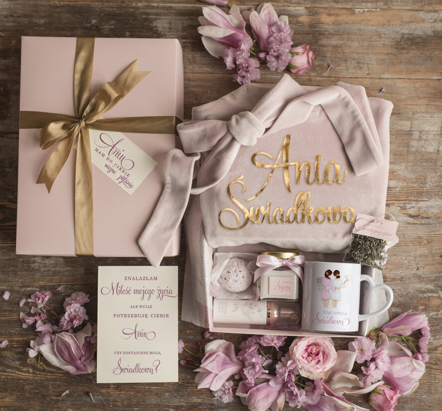 Prezenty dla świadków boxy prezentowy dla Świadkowej, prośba o świadkowanie  Welurowy Szlafrok dla Świadkowej Prośba o świadkowanie zestaw Kubek z Kosmetykami1