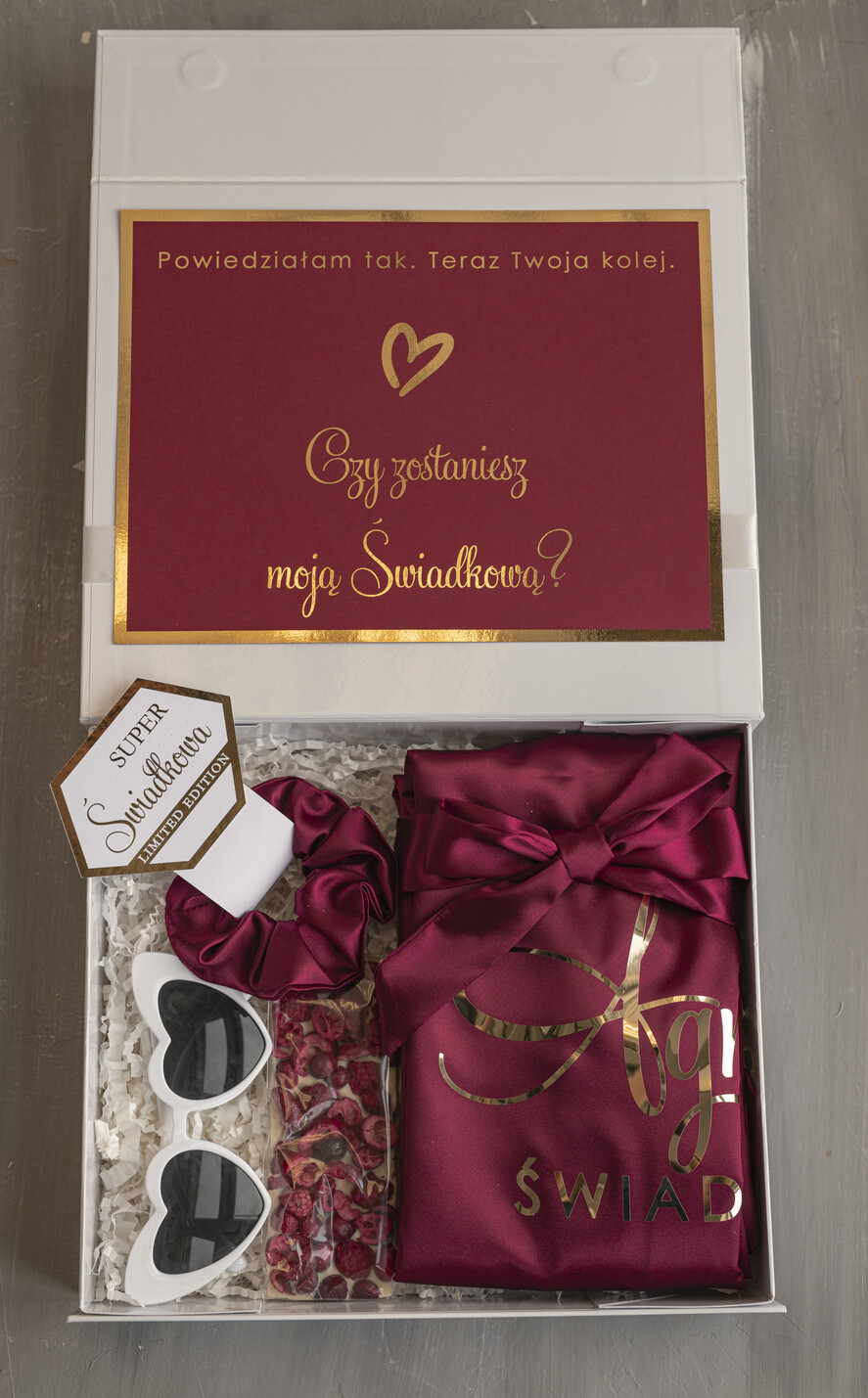 Prezenty dla świadków boxy prezentowy dla Świadkowej, prośba o świadkowanie  prezent dla druhny, pomysł na prezent dla świadkowej, Box prezentowy dla świadkowej z bordowym szlafrokiem, zestaw prezentowy dla druhny7