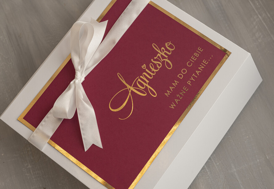 Prezenty dla świadków boxy prezentowy dla Świadkowej, prośba o świadkowanie  prezent dla druhny, pomysł na prezent dla świadkowej, Box prezentowy dla świadkowej z bordowym szlafrokiem, zestaw prezentowy dla druhny9