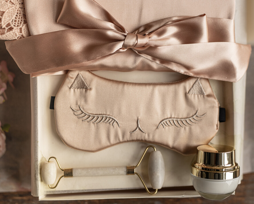 Prezenty dla świadków boxy prezentowy dla Świadkowej, prośba o świadkowanie  box prezentowy dla druhny satynowa podomka z koronką elegancki w pięknym beżowym kolorze 2