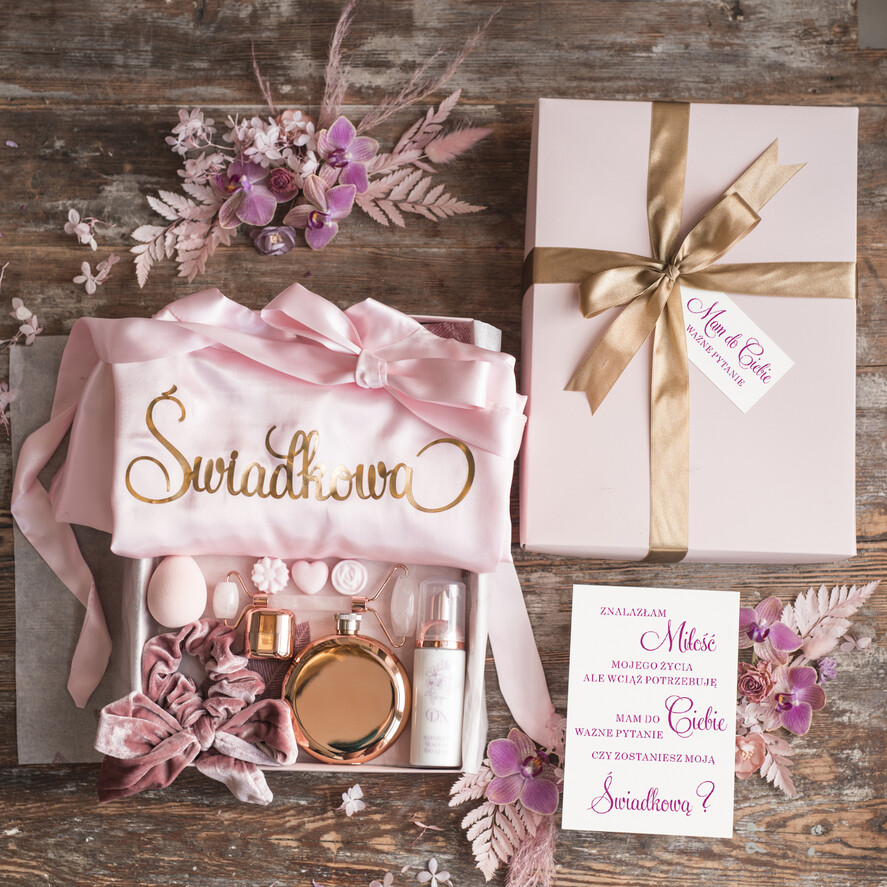 Prezenty dla świadków boxy prezentowy dla Świadkowej, prośba o świadkowanie  Szlafrok dla Świadkowej ze złotym Napisem - Prośba o Świadkowanie Roller i Damska Piersiówka1